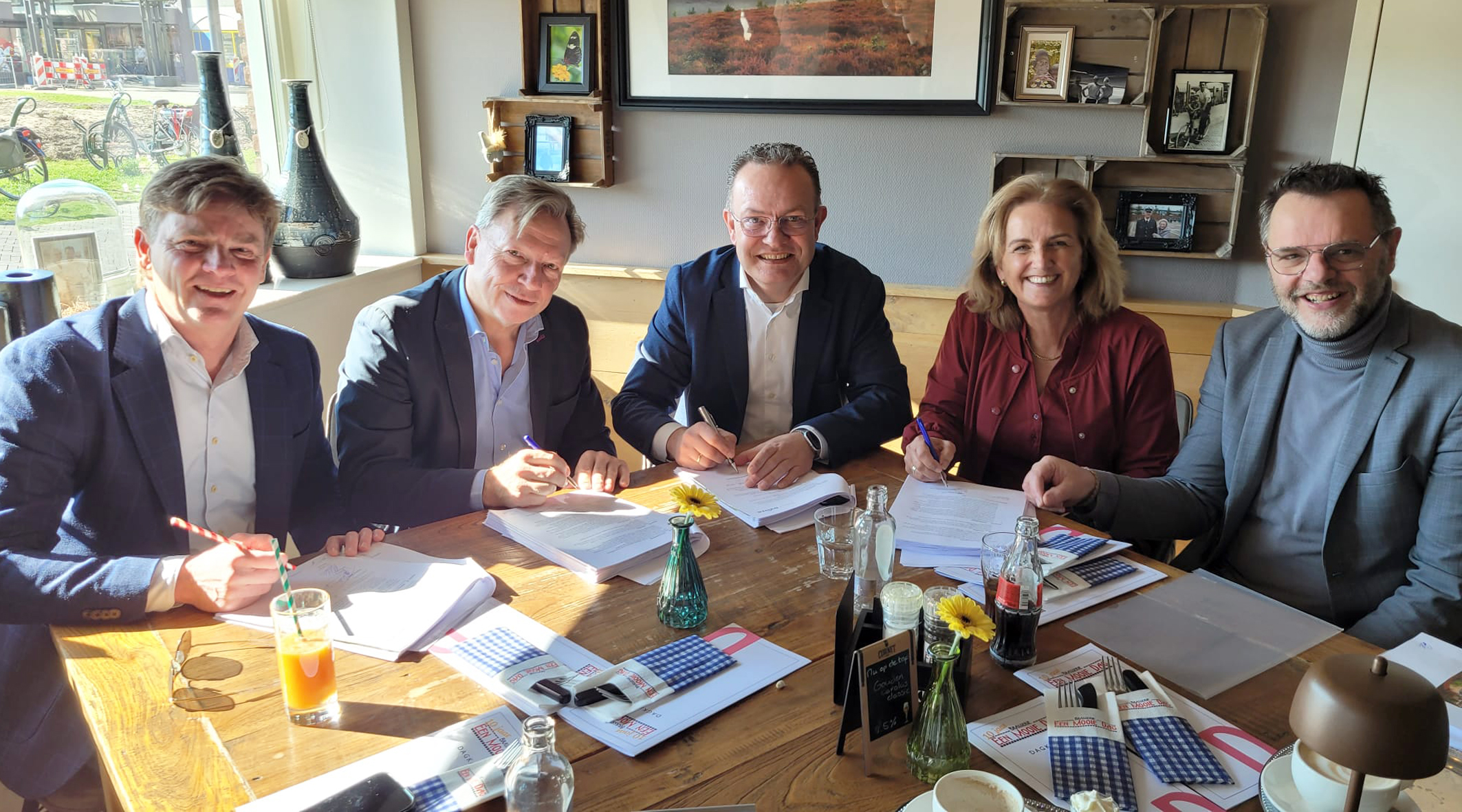 V.l.n.r.: Roderik Lüschen en Gert-Jan Veldkamp (WPRI), Geert-Jan Schrijner (wethouder gemeente Duiven), Lillian Spanjer-Hasselerharm en Auke Kuipers (Woonzorg Nederland)